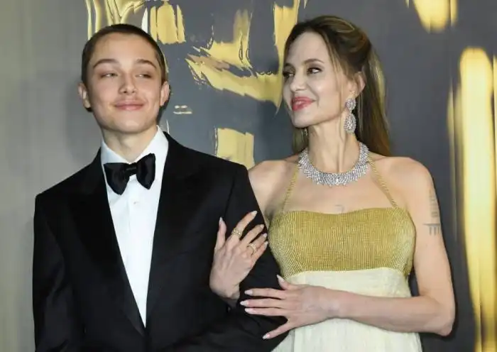 La actriz Angelina Jolie y su hijo Knox Jolie-Pitt llegaron a la fiesta previa a los Óscar. Photo by VALERIE MACON / AFP