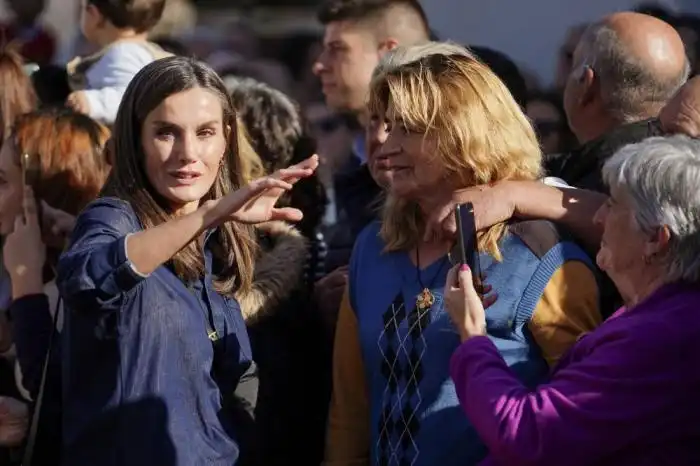 La reina Letizia de España (L) conversa con residentes durante una visita a la localidad de Utiel, en la región de Valencia, al este de España, /Manaure Quintero AFP.