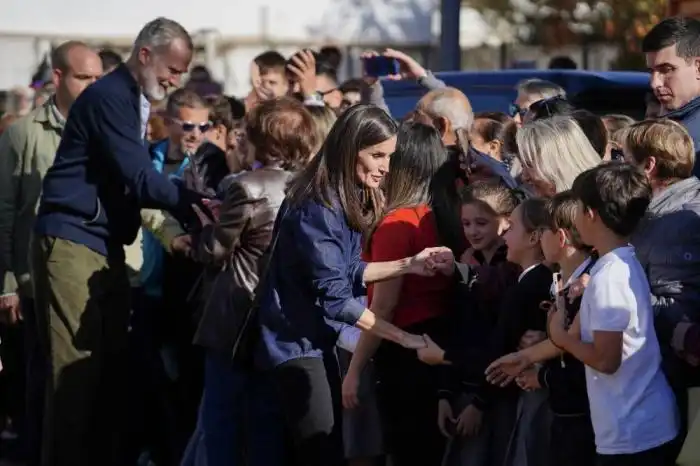 El rey Felipe VI y la reina Letizia de España saludan a los residentes durante su visita a la localidad de Utiel, en la región de Valencia, al este de España, tras las devastadoras inundaciones mortales/Manaure Quintero AFP.