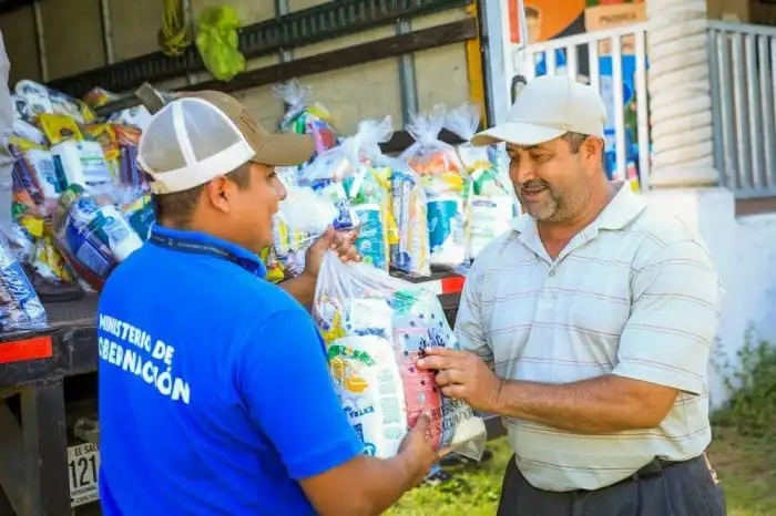 El MAG entregó paquetes con productos de primera necesidad/ Foto cortesía.