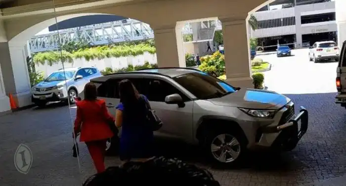 La magistrada Marroquín se subió a su camioneta sin responder a la prensa. / Verónica Crespín.