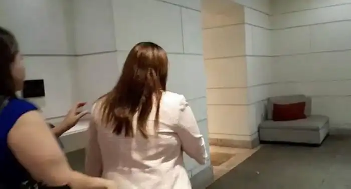 Sofía Paniagua, magistrada del TSE es escoltada tras las preguntas de periodistas. / Verónica Crespín.