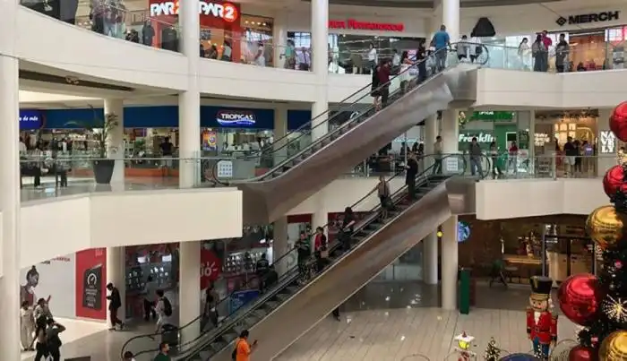 Ambiente en uno de los centros comerciales más populares, ubicado en el corazón de San Salvador, con pocos compradores cerca del mediodía de este 29 de noviembre. /Francisco Valle