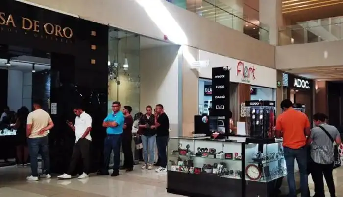 Fila de compradores en una tienda de joyería, en uno de los centros comerciales más populares del Gran San Salvador. /Uveli Alemán