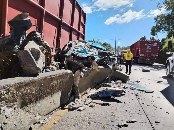 La rastra se conducía a excesiva velocidad e impactó contra el vehículo. Cortesía de Comandos de Salvamento. 