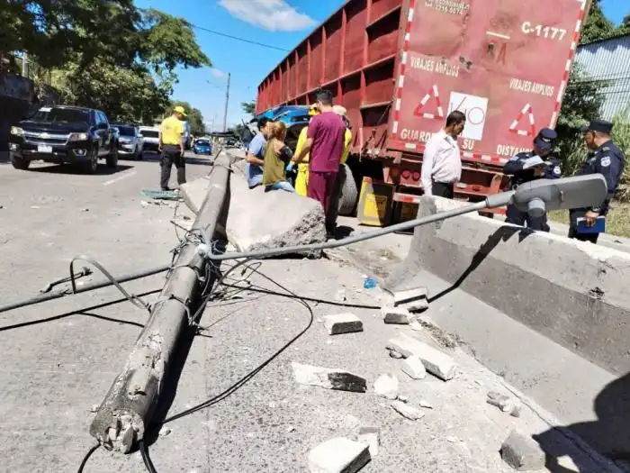 Dos personas salieron ilesas del pavoroso accidente. / Cortesía de Comandos de Salvamento. 