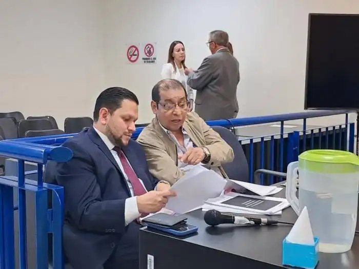 Santos Muñoz (de chaqueta café) es otro de los acusados. Dania Quehl