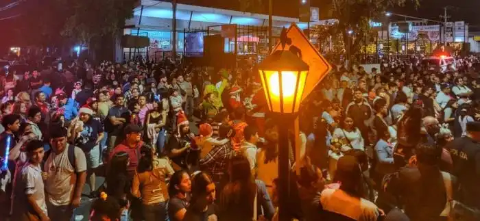 Los salvadoreños que no lograron ingresar al parque vieron el show desde las calles aledañas. /Alcaldía de La Libertad Sur