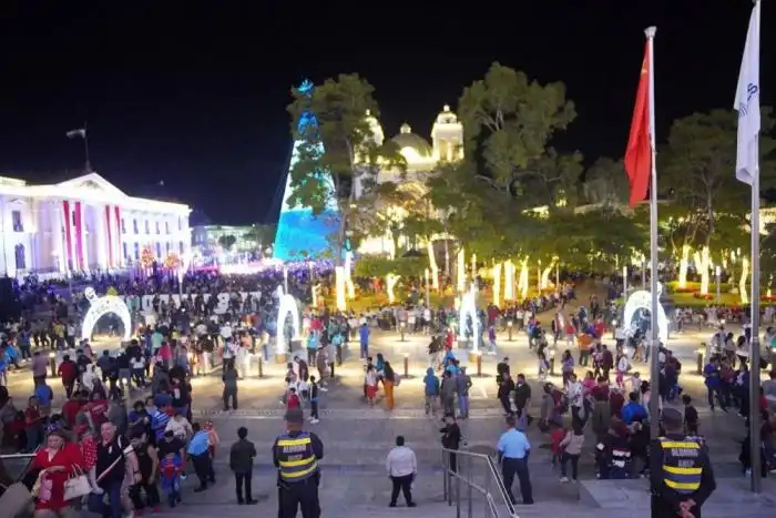 El árbol de Navidad no puede faltar en una villa navideña, que se impone sobre el resto de decoraciones. 