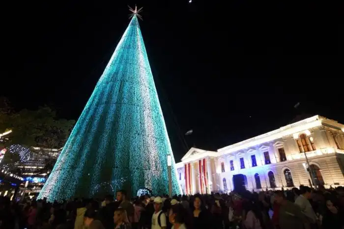 El gobierno aseguró que se instaló el árbol navideño más grande de Centroamérica, que compite con el instalado en la plaza del Salvador del Mundo. /Francisco Valle 