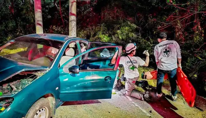 Una mujer resultó lesionada luego de colisionar contra un árbol en el kilómetro 31 de la autopista a Comalapa. /Cruz Verde Salvadoreña
