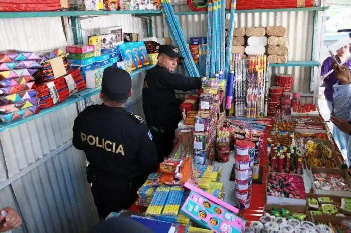 La DAE también supervisó la instalación de los puestos. / Alexander Montes. 