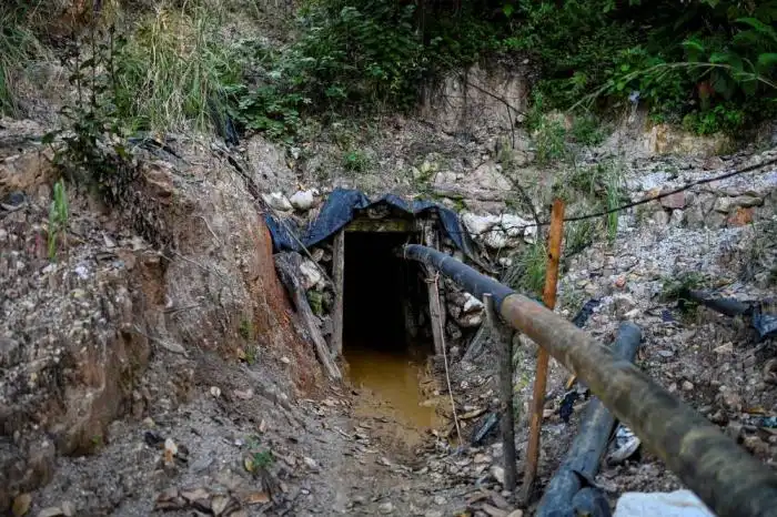 Vista de la mina abandonada de San Sebastián en Santa Rosa de Lima, departamento de La Unión, El Salvador, el 5 de diciembre de 2024. (Foto de Daniela RODRIGUEZ / AFP)