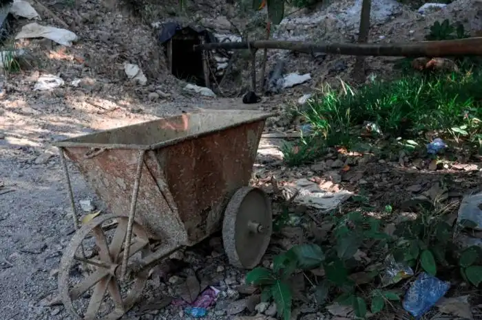 Vista de la mina abandonada de San Sebastián en Santa Rosa de Lima, departamento de La Unión, El Salvador, el 5 de diciembre de 2024. (Foto de Daniela RODRIGUEZ / AFP)