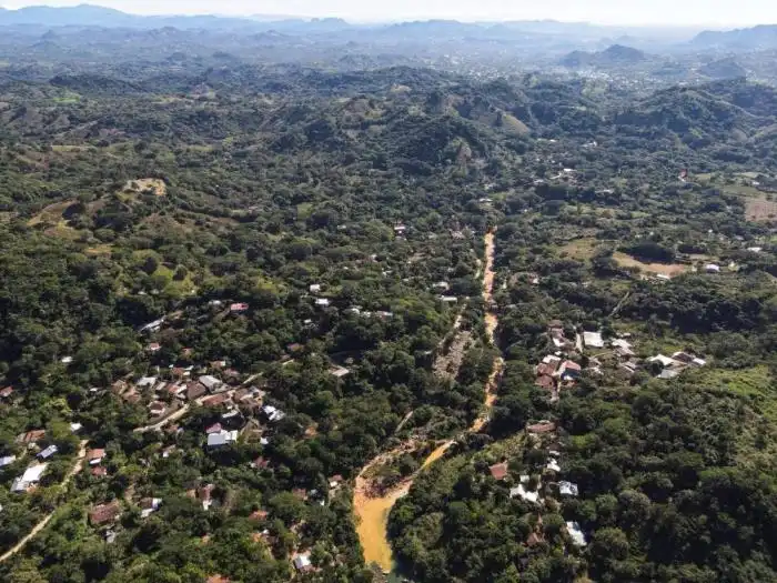 Vista aérea del río San Sebastián, contaminado por la actividad minera, en Santa Rosa de Lima, departamento de La Unión, El Salvador, el 5 de diciembre de 2024. (Foto de Daniela RODRIGUEZ / AFP) 