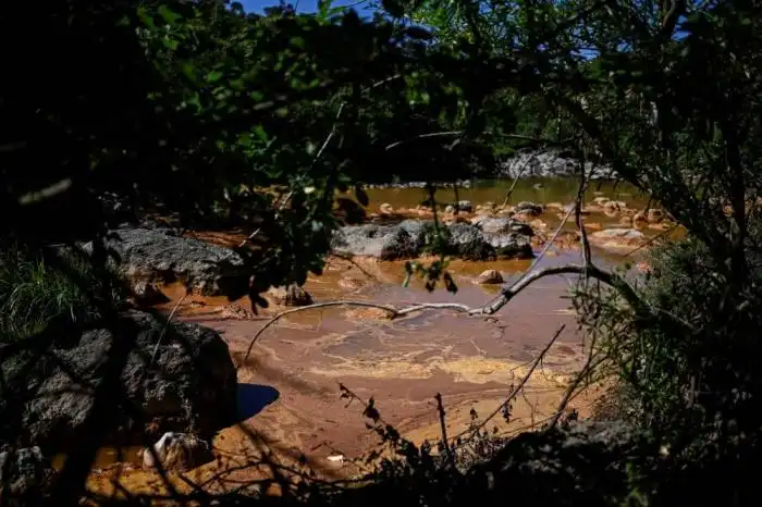Vista del río San Sebastián, contaminado por la actividad minera, en Santa Rosa de Lima, departamento de La Unión, El Salvador. (Foto de Daniela RODRÍGUEZ / AFP)