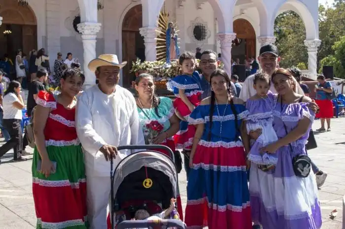 No solo los peques de la familia, también los adultos lucieron atuendos en agradecimiento. / Lisbeth Ayala.