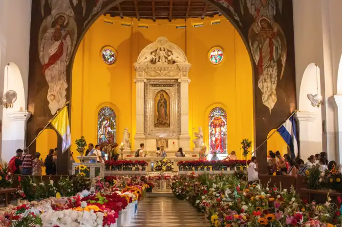 La Basílica de Guadalupe lució adornada de flores para la virgen. / Lisbeth Ayala.