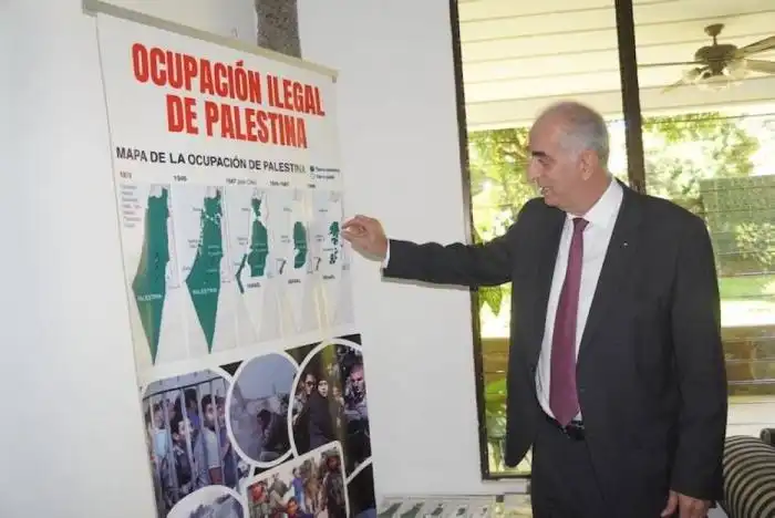 El embajador de Palestina en El Salvador, Marwan Jebril, muestra un mapa de la Palestina histórica y de lo sucedido tras la creación del estado de Israel./Francisco Valle.