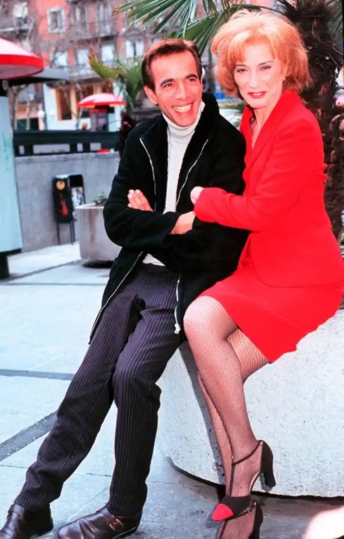 Imanol Arias y Marisa Paredes durante una sesión de fotos para Europa Press, a 09 de marzo de 2001, en Madrid (España).</p>
<p>Europa Press Reportajes / Europa Press
CATEGORY_CODE_SHO
09/3/2001