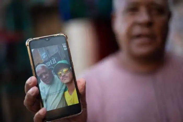 Adilson Machado, vecino de Ronaldo Teixeira, el dueño del Bar do Lacador, también muestra su selfie en Belo Horizonte. Photo by Douglas MAGNO / AFP
