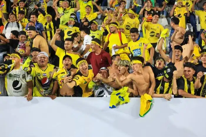 La afición del Once fue minoría, pero celebró.