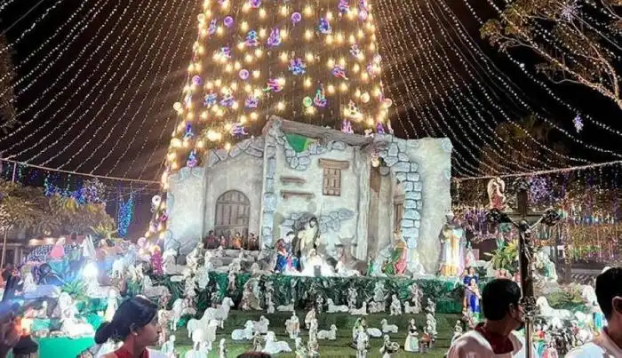 Ambiente navideño en el parque central, frente a la iglesia de los Santos Niños Inocentes.