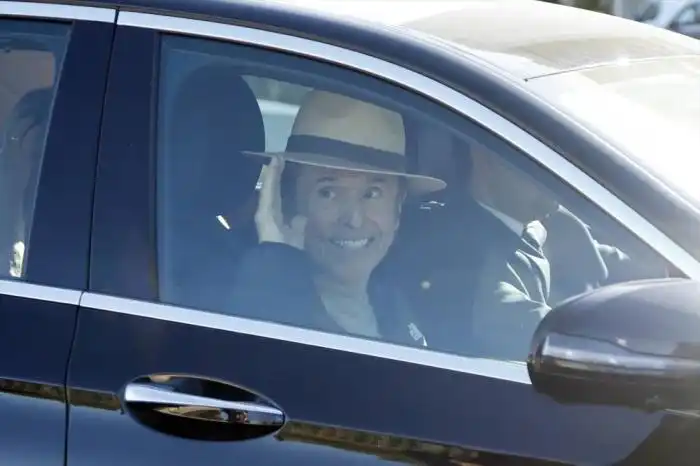 El cantante Raphael ha recibido el alta hospitalaria tras conocerse el diagnostico de que padece un linfoma cerebral por el que ya se está sometiendo a tratamiento. Raúl Terrel / Europa Press