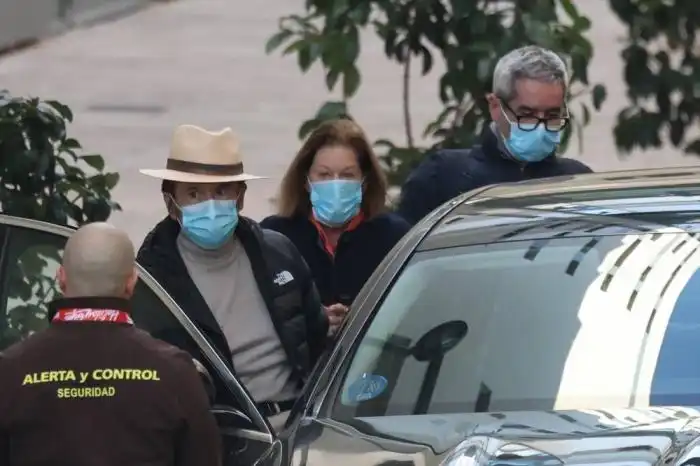 Raphael sale del hospital 12 de octubre junto a su mujer, Natalia Figueroa, y su hijo Jacobo Martos tras recibir el alta. Raúl Terrel / Europa Press